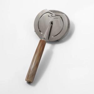 Colador de Cócteles Hawthorne de Lujo con Cabeza de Acero Inoxidable y Mango de Cuerno Natural, Colado Preciso, Herramienta Profesional de Bar - Product Image 3