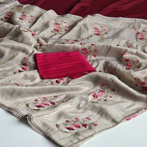 Sari de Papel de Seda VASTRA COTTAGE con Bordado Floral, Borde de Encaje Zari y Blusa Teñible en Contraste, Prenda de Diseñador - Product Image 4