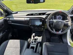 Camioneta pickup diésel de doble cabina 4x4 modelo 2024, diseñada para aplicaciones todoterreno y comerciales. Cuenta con un diseño de cuerpo robusto. - Product Image 6