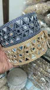 Fait sur commande dans le travail de miroir et dans les lacets brodés par machine conçus géométriques et dans deux couleurs pour des robes et des vêtements. - Product Image 5