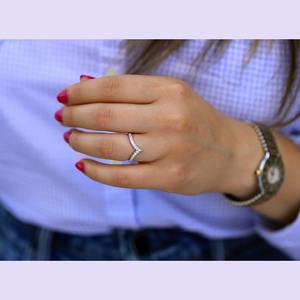 Milgrain Setting V Shaped Moissanite Wedding Band 14K Solid White Gold Bague de mariage faite à la main Bande d'empilage GRA Certified Diamond - Product Image 1