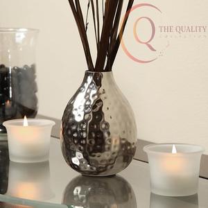 Vase de table en métal design avec finition haut de gamme et forme accrocheuse, idéal pour la décoration et un décor de luxe - Product Image 2