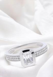 Impresionante anillo de diamante de laboratorio de moissanita de corte esmeralda de 0,67 quilates oro sólido plata al por mayor - Product Image 6