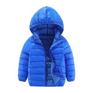 Chaqueta aislante gruesa y cálida con logotipo personalizado con cremallera y capucha para clima frío, Abrigo acolchado de invierno para niños - Product Image 1