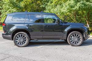 SUV tout-terrain de luxe pleine grandeur d'occasion 2024, 4x4 haut de gamme avec suspension avancée et pack confort haut de gamme - Product Image 6