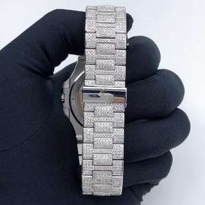Montre personnalisée VVS Moissanite fabriquée en diamant, bracelet en argent avec mouvement à quartz de luxe en acier inoxydable pour hommes et femmes - Product Image 3
