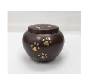 Urne funéraire pour animaux de compagnie de grande taille en Bourgogne avec bordure dorée et accents de pattes pour une présentation commémorative élégante - Product Image 5
