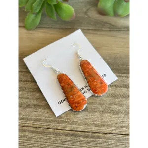 Boucles d'oreilles pendantes vintage en argent sterling faites à la main par des artisans navajo avec des accents de perles de corail et de diamants - Product Image 3