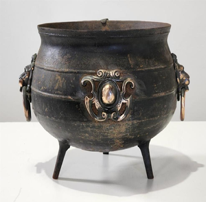 Chaudron en fer bronze antique extraordinairement détaillé avec des poignées et des motifs ornés, une magnifique pièce de déclaration - Product Image 2