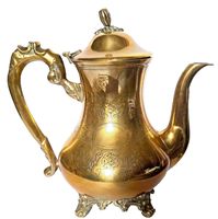 Cafetière à corps rond en laiton avec couvercle haut et poignée incurvée idéale pour les expositions d'art, les cafés du Moyen-Orient et la décoration intérieure