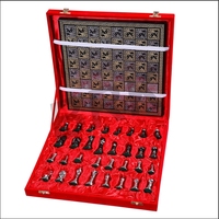 SwamiG Tradex Ensemble d'échecs Staunton en métal Art Déco orné, motif horizontal, finition effet vieilli, pour la maison, Diwali, Anniversaire