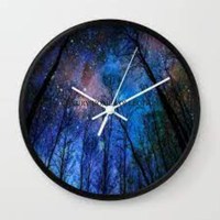 Jam dinding kayu & logam kerajinan tangan bergaya antik dengan angka Romawi besar ideal untuk menambahkan pesona pada interior elegan