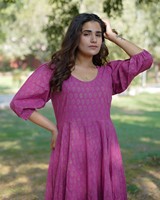 Robe longue en coton pur Aasha, imprimé à la main avec des motifs dorés, robe évasée ethnique au meilleur prix