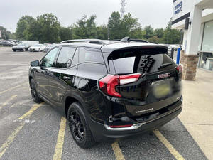 Negro Impecable 2023 AT4 AWD Usado Asientos de Cuero Arranque Remoto Paquete Tecnológico Bluetooth Techo Solar Asientos Calefactables Izquierda - Product Image 5