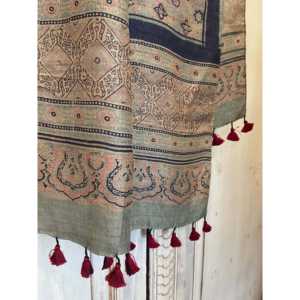 Pañuelo de Seda Ajrakh Tussar con Estampado a Mano de Estrellas al Atardecer, 100% Satén, Largo, Cuadrado, para Uso en Verano e Invierno - Product Image 4