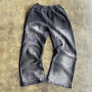 Hecho de algodón de primera calidad con un acabado vintage lavado al ácido. El corte holgado y amplio de las piernas ofrece un estilo urbano. - Product Image 3