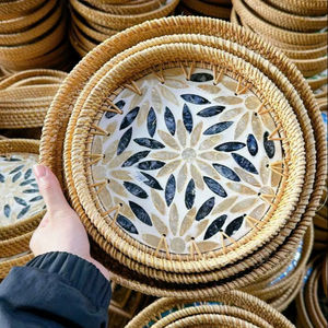 Plateau en rotin incrusté de nacre, rotin naturel, coquille de rotin pour usage décoratif, Vietnam par 99 Gold Data - Mme Violet - Product Image 1