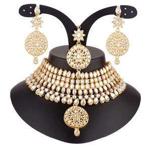 Vente en gros de cristaux Kundan plaqués or comprenant un collier ras du cou, des boucles d'oreilles Mang Tikka, des mariages, des fêtes, des perles et des diamants en alliage - Product Image 4