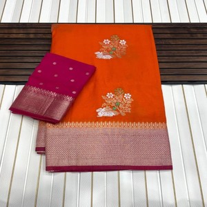 Sari VASTRA COTTAGE de Georgette Khadi Puro con Tejido Jacquard Zari Meena, Pallu Rico, Teñido a Mano, Borlas y Blusa - Product Image 3