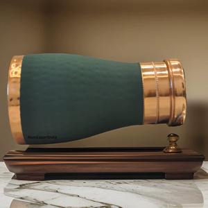 Carafe en cuivre incroyable qui améliore à la fois la forme et la fonction dans un seul récipient. Le cuivre soutient les processus naturels du corps en douceur. - Product Image 6