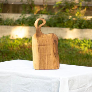 Planche à découper en bois massif faite à la main 2026 avec poignée en boucle, bois naturel, planche de cuisine, sans danger pour les aliments, durable pour hacher et servir - Product Image 1