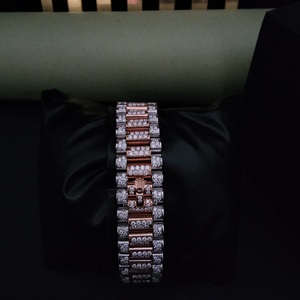 Reloj de Lujo con Esfera Romana de Dos Tonos, Blanco y Rosa, con Diamantes Moissanite, Correa President Completamente Adornada, Movimiento ETA de Acero Inoxidable - Product Image 5