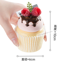 Modèle de cupcake factice vibrant réaliste parfait pour les centres de table de mariage et les présentoirs de boutique.