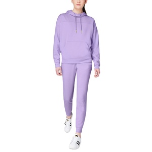 ชุดวอร์มผู้หญิงแบบสั่งทำพิเศษสำหรับฤดูหนาว ลายพิมพ์เรียบง่าย ผลิตจากผ้าฝ้าย 100% ประกอบด้วยเสื้อฮู้ดแบบสวมหัวและกางเกงจ็อกเกอร์ - Product Image 1