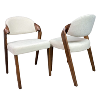 Sillas de restaurante hechas de teca maciza y tela fina, adecuadas para una variedad de conceptos de diseño de interiores.