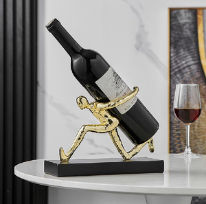 Figura de atleta dorada dinámica, soporte para botella de vino. Pieza decorativa de estilo llamativo. Disponible a precios de mayoreo. - Product Image 1
