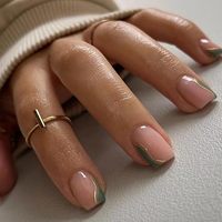 Herfst Press-on Nagels Korte Vierkante Nude Groene Nagels met Gouden Strepen Modieuze Glansrijke Acryl Kunstnagels Groothandel
