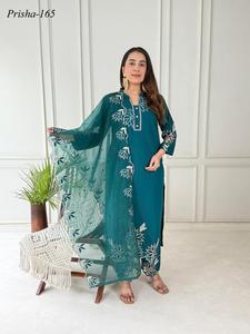 Costume en soie romaine avec des détails élégants faits à la main, tenue ethnique polyvalente pour les fêtes de mariage pour femmes - Product Image 5