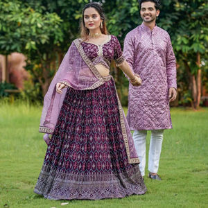 Ensemble de créateur moderne pour couple Lehenga Choli Kurta de style traditionnel le plus vendu pour les fêtes de mariage prix de gros en vrac en Inde - Product Image 1