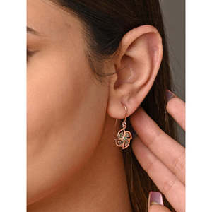 Boucles d'oreilles pendantes CLARA en argent sterling 925, forme géométrique fleurie, pour mariages et soirées, avec pierre principale diamant et perle, finition or - Product Image 6