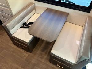 Nouveau camping-car C-o-a-c-h-m-e-n F-r-e-e-l-a-n-d-e-r 31M-B-F 2026 : la meilleure option disponible - Product Image 4