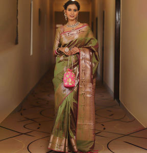 Sari en soie douce de luxe pour mariage et soirée, modèle indien pour femme, tissage pur Banarasi Copper Zari, par PinkCityBlocks - Product Image 1