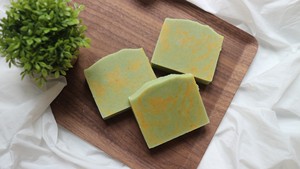 Jabón de aceite de coco hecho a mano de alta calidad Limpieza suave para pieles sensibles y secas - Product Image 4