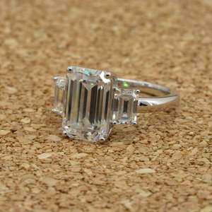 Anillo de diamante cultivado en laboratorio de plata de alta calidad 5,30 quilates corte esmeralda VVS2 E Color IGI certificado proveedor mayorista sostenible - Product Image 3