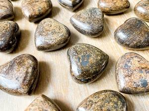 Venta al por mayor de bronce natural tallado corazón hinchado Feng Shui cristal curativo protección puesta a tierra confianza Chakra equilibrio Reiki - Product Image 5