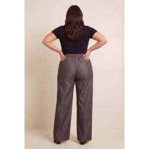 Pantalon en tissu grande taille pour femme avec ceinture élastique et aspect denim, marron - Product Image 4