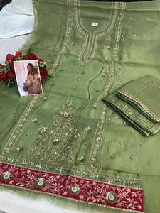 Costumes indiens de créateur modernes non cousus brodés à la main pour femmes pour les fêtes de style traditionnel - Product Image 4