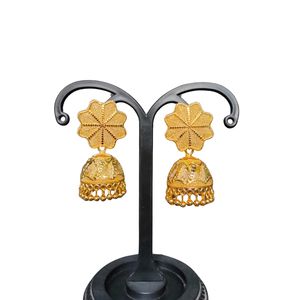 Boucles d'oreilles conçues à la mode serties de boucles d'oreilles Jhumka plaquées or 22CT bijoux pour femmes portées par des exportateurs indiens - Product Image 1