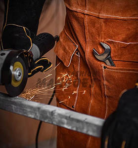 Delantal de Cuero Genuino Resistente al Fuego y al Calor, Diseño en Relieve, Uniforme Unisex para Personal de Enfermería, Color y Logotipo Personalizables - Product Image 2