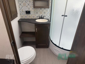 Camping-car K-E-Y-S-T-O-N-E RV CO ULTRRA E-L-I-T-E 28BH modèle 2020 d'occasion en excellent état, haute performance, 36 pieds de long, charge utile de 2000 kg, couleur foncée, à vendre - Product Image 2