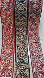 Lacets de travail de fil brodé sur mesure en trois options de couleur dans la broderie de paillettes en largeur de 2.5 pouces à des fins de revente. - Product Image 3