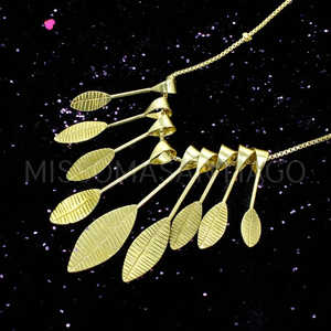 Vente en gros de collier en laiton plaqué or fait à la main design multi-feuilles chaîne à maillons tendance avec motif de clé en croix diamant perle principale - Product Image 3