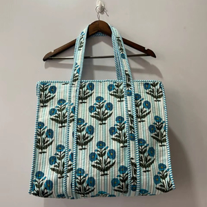 Bolsa de Mano Acolchada Floral Hecha a Mano, Bolsa de Compras de Algodón Botánico Azul, Bolsa Grande para Uso Diario - Product Image 1