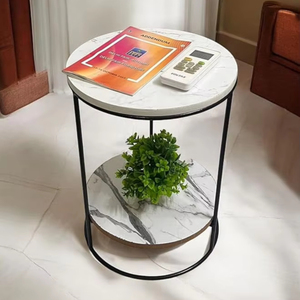 Table d'appoint élégante en fer et marbre avec des détails et un plateau rond en marbre blanc, parfaite pour les intérieurs de salon luxueux - Product Image 1
