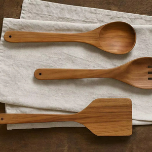 Juego de Cucharas de Madera Desechables Talladas a Mano, Hechas con Madera Sostenible, Ecológicas y Reciclables, Perfectas para Familias Ecoconscientes - Product Image 1