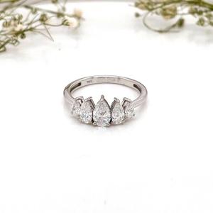 Anillo de compromiso de diamante cultivado en laboratorio de pera 0,88, anillo de oro blanco de 14 K, anillo de 5 piedras, regalo de boda o aniversario para ella - Product Image 1